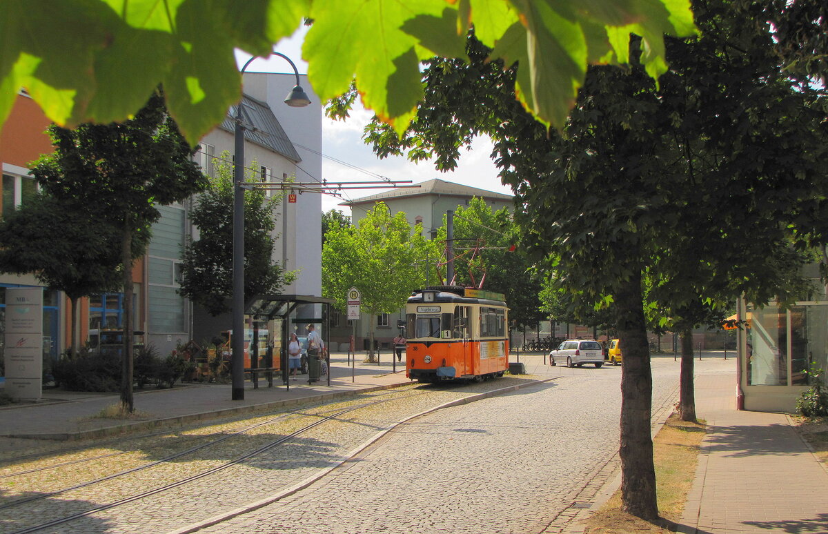 Tw 38 als Linie 4 zur Vogelwiese, am 18.07.2013 am Hauptbahnhof in Naumburg (S).