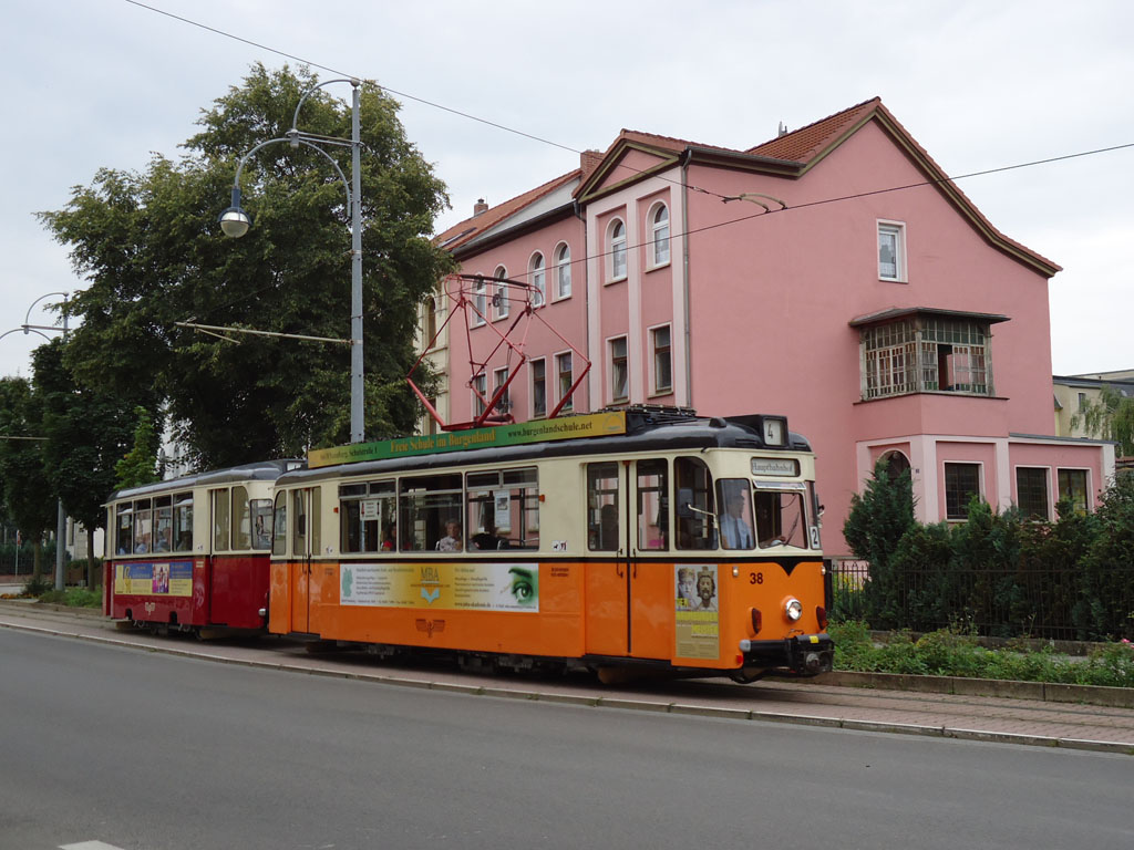 Tw 38 und Bw 19 als Linie 4 zum Hauptbahnhof, im August 2008 in der Bahnhofstra�e. (Foto: Mike Ewald)