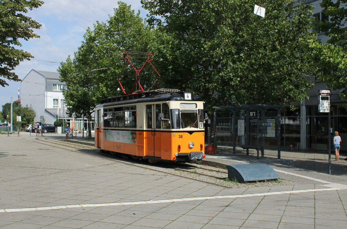 Tw 38 der Naumburger Straßenbahn GmbH als Linie 4 zur Vogelwiese, am 25.08.2023 an der Endhaltestelle in Naumburg (S) Hbf.