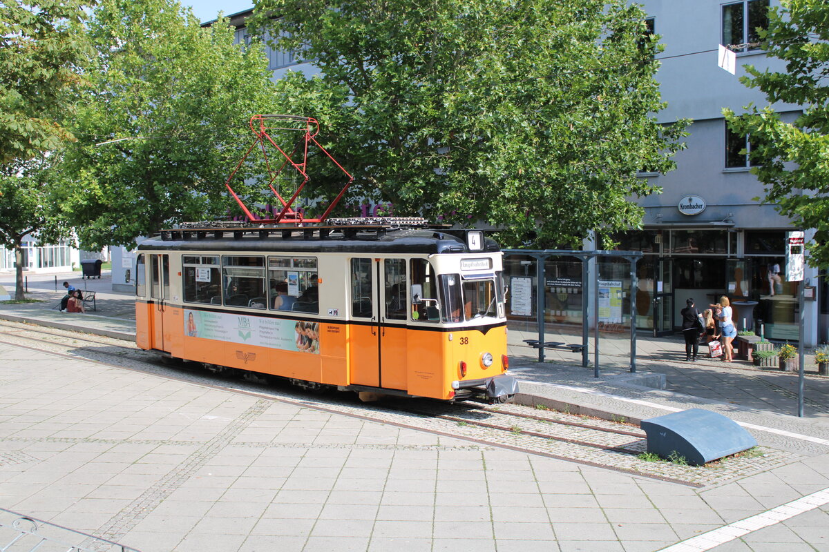 Tw 38 der Naumburger Straßenbahn GmbH als Linie 4 zum Salztor, am 25.08.2023 an der Haltestelle  am Hauptbahnhof.