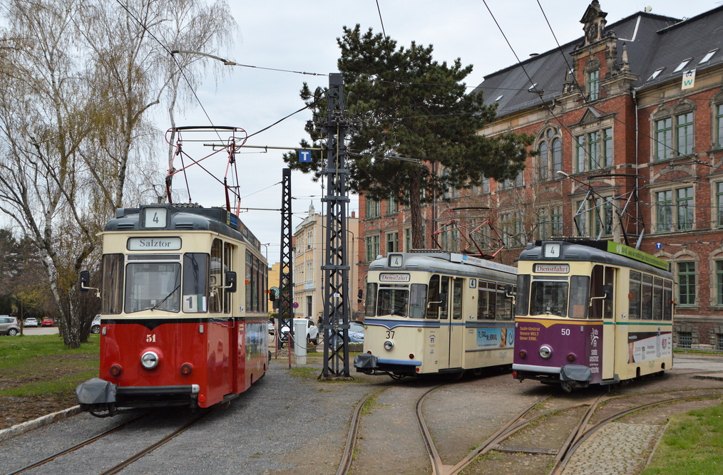 Tw 51 vom Salztor zum Hauptbahnhod passiert am 16.04.2021 das Depot. Danach werden Tw 37 und Tw 50 wieder in das Depot gefahren.

