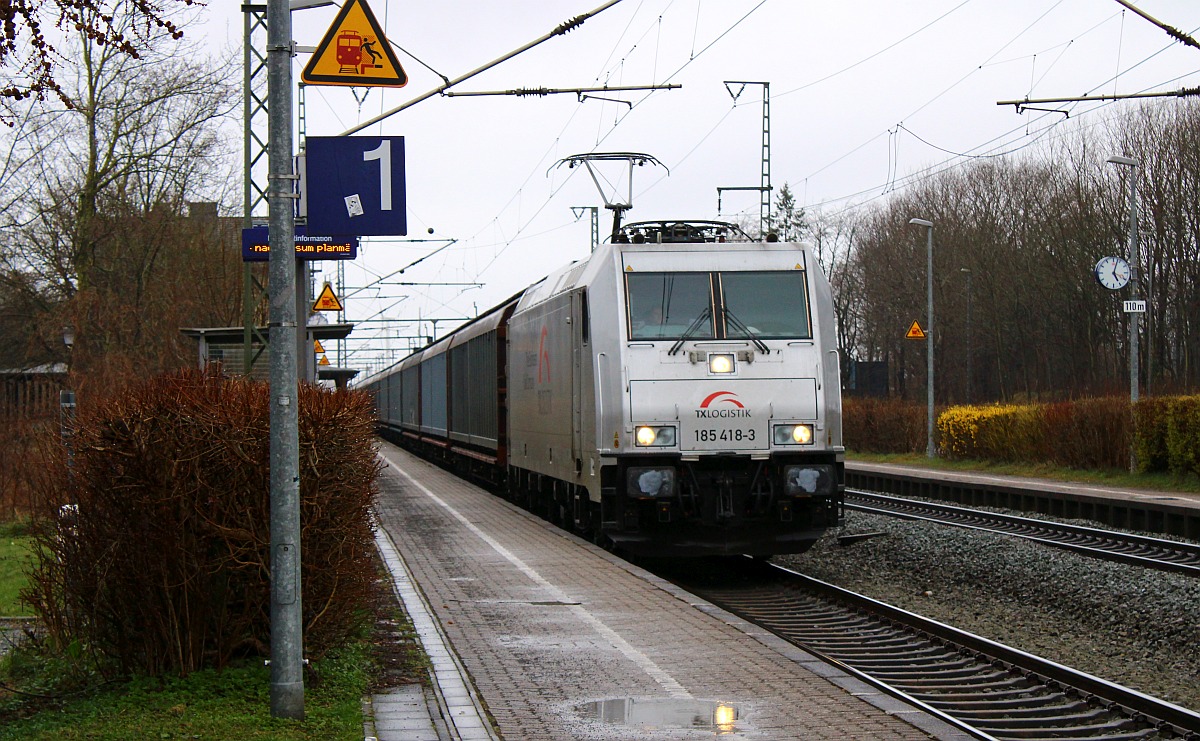TXL 185 418-3 mit ner neuen Zugverbindung im Norden bestehend aus gut 30 italienischen Schiebewandwagen der Gattung Habillss, hier bei der Durchfahrt in Jbek gen Sden. 06.04.2022