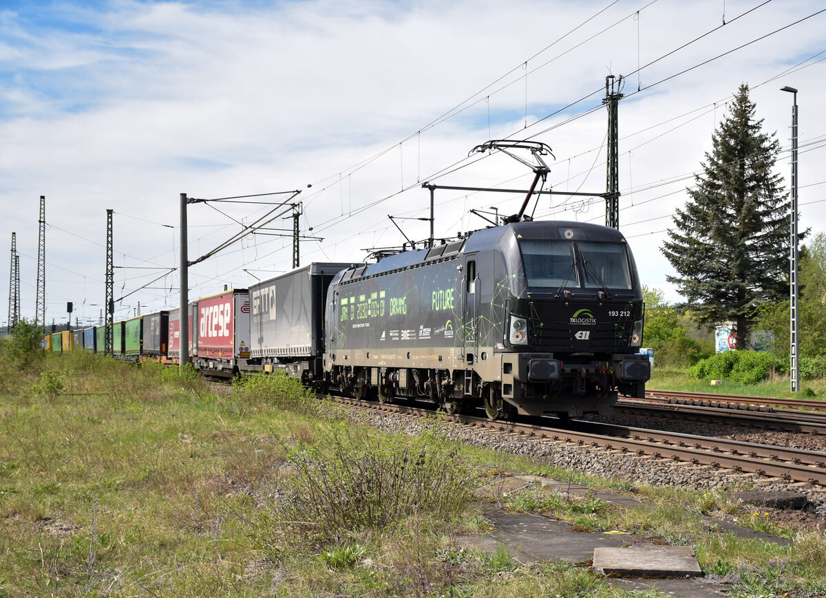TXLogistik  193 212 mit einem nordwärts fahrenden KLV, am 11.04.2024 in Naumburg (S) Hbf. Das Design basiert auf einer Digitaluhr mit dem festen Datum 1. Januar 2030, 00:00 Uhr und eine Minute. Bis dahin ist noch Zeit, geeignete Maßnahmen zu ergreifen, um deutlich mehr Güter auf den klimafreundlichen Schienenverkehr zu verlagern und die Klimaschutzziele im Verkehrssektor pünktlich zu erreichen. (Foto: Maik Köhler)