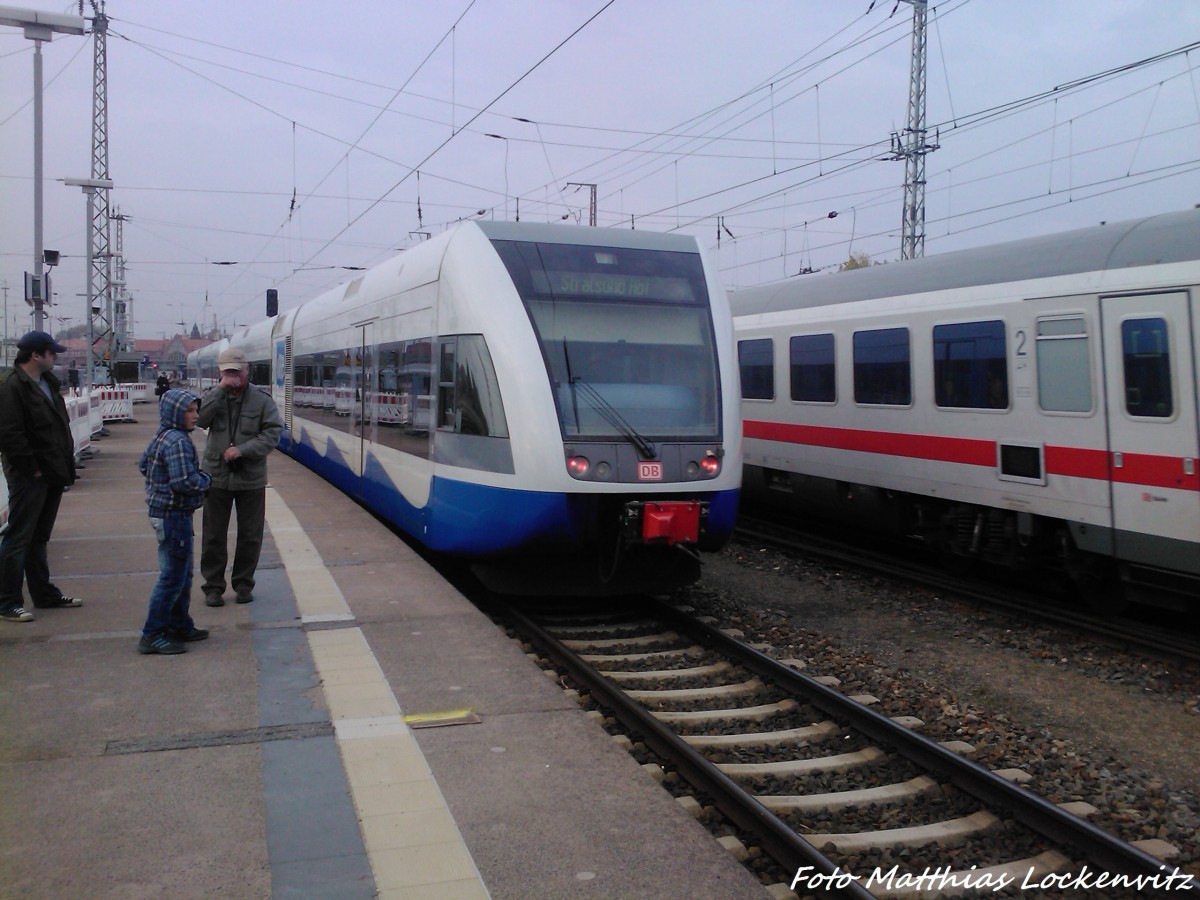 UBB GTW 2/6 mit ziel Schwinemnde Centrum bei der ausfahrt aus Stralsund Hbf am 12.10.13