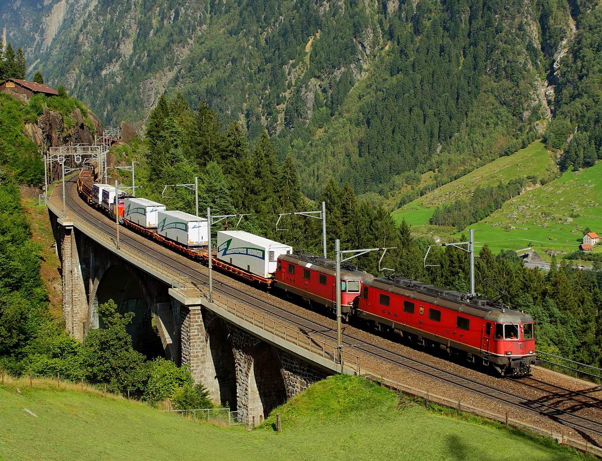 Über die Mittlere Meyenreussbrücke fahren eine Re 6/6 und eine Re 4/4 II am 12.09.2016 talabwärts