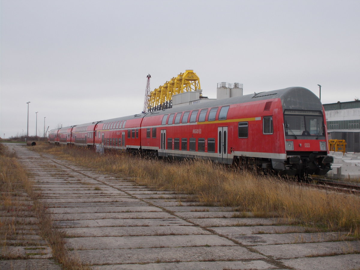 Überall stehen in Mukran Dostos an den man nicht heran kommt,doch an der Zufahrtstraße zum Fährterminal hat man die Gelegenheit heran zukommen ohne das Bahngelände zubetreten.Aufnahme am 26.November 2016.