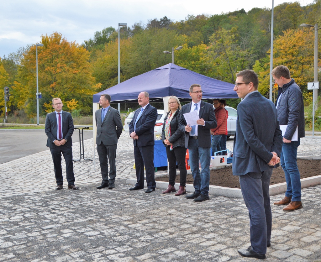 �bergabe der Bahn-Bus-Schnittstelle in Nebra am 21.10.2020.
Thomas Webel, Sachsen-Anhalts Minister f�r Landesentwicklung und Verkehr �bergibt die Schnittstelle. Im Bild zusehen von links Daniel Sturm (MdL), Dieter Stier (MdB), Thomas Webel, Jana Schumann (B�rgermeisterin derVerbandsgemeinde Unstruttal und Vertreter der Stadt Nebra. Zudem waren auch Mitglieder der IG Unstrutbahn e.V. anwesend.