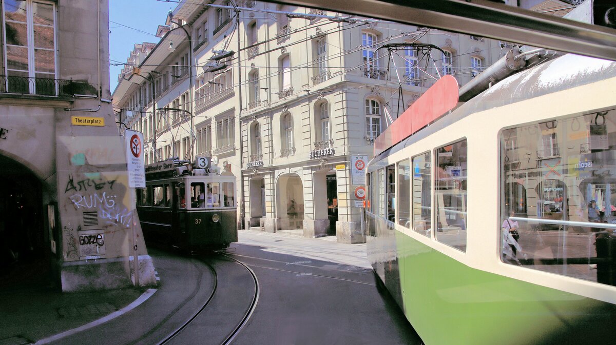 Ueberraschende Begegnung am Zytglogge im Jahre 1972. Standardwagen 107 biegt in die Marktgasse ein, aus der plötzlich der Zweiachser 37 hervorkommt. Nein, es kann doch nicht 1972 sein, da die 37 damals nicht als Regelkurs (ohne die rote Tafel  Supplementwagen ) auf der Linie 3 fuhr, und auch keinen Rückspiegel besass. 25.Juni 2023 