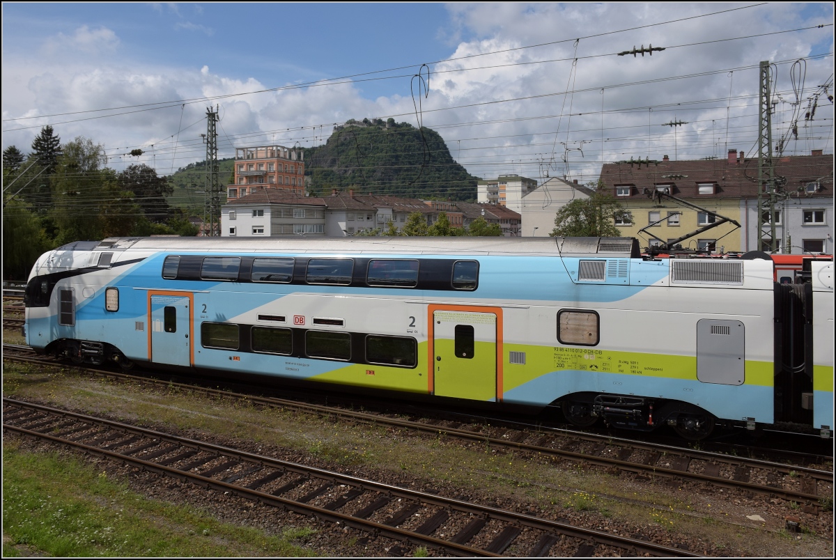 Überraschung in Singen. Es wird offensichtlich Ernst mit den Westbahn-Kiss auf der Gäubahn. 93 85 4110 012-0 CH-DB fährt von Schaffhausen nach Singen ein. August 2020.