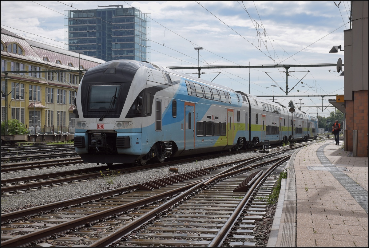 Überraschung in Singen. Es wird offensichtlich Ernst mit den Westbahn-Kiss auf der Gäubahn. 93 85 4110 012-0 CH-DB in Singen. August 2020.