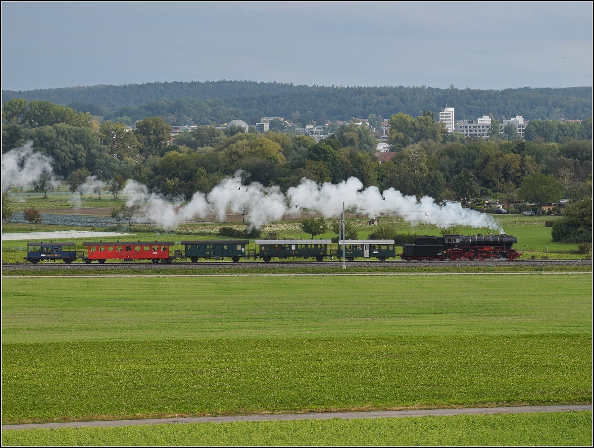 Uferdampffahrten mit Aushilfskraft 23 058.

Bei diesem wilden angehängten Sammelsurium runzelt selbst eine erfahrene Personenzuglok wie die 23 058 die Stirn. Hinter der Lok ein Wagen der RHB mit Speichenrädern, dann ein Plattformwagen 3. Klasse der SBB, ein Packwagen der MThB, ein vierachsiger Plattformwagen der MThB und ein umgebauter Güterzugbegleitwagen Sputnik der SBB. Tägerwilen, September 2021.