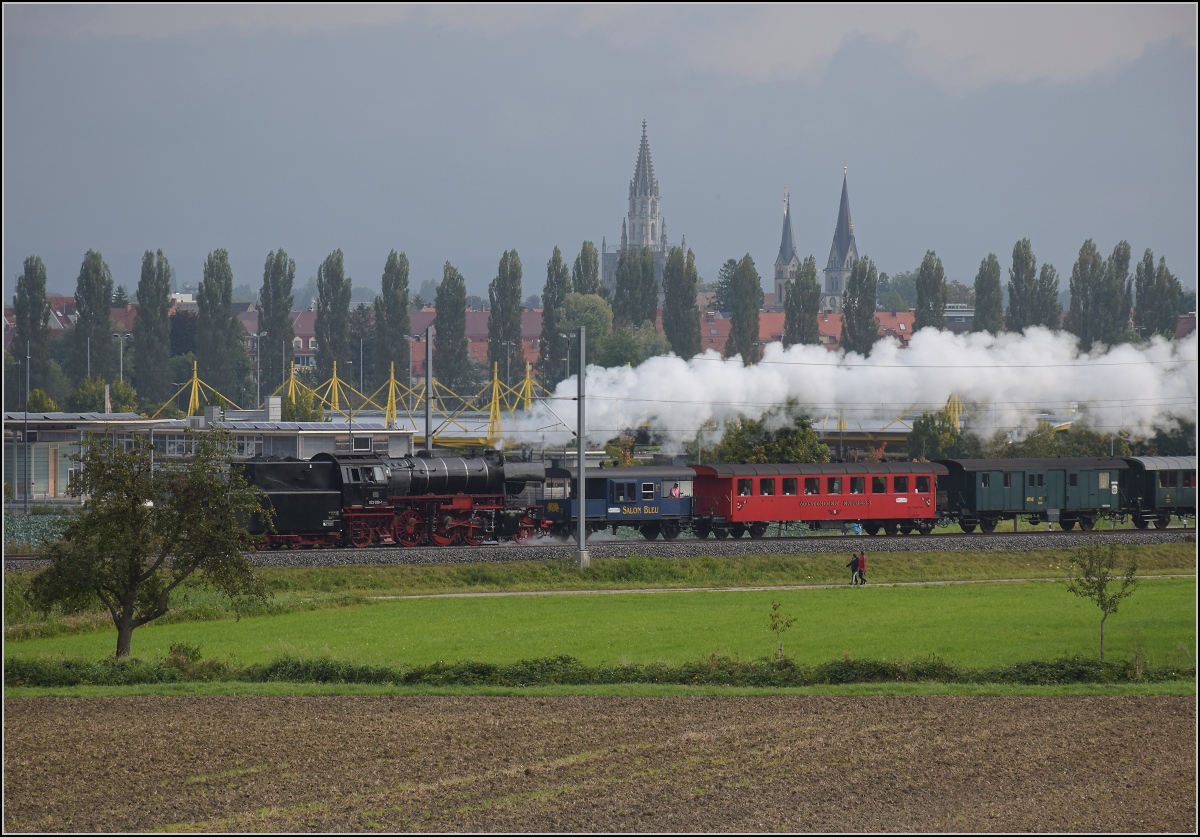 Uferdampffahrten mit Aushilfskraft 23 058.

Motiv verdeckt, aber ein Mostapfelbaum ist beim  Mostindienexpress keine Verdeckung des Motivs. Tägerwilen, September 2021.