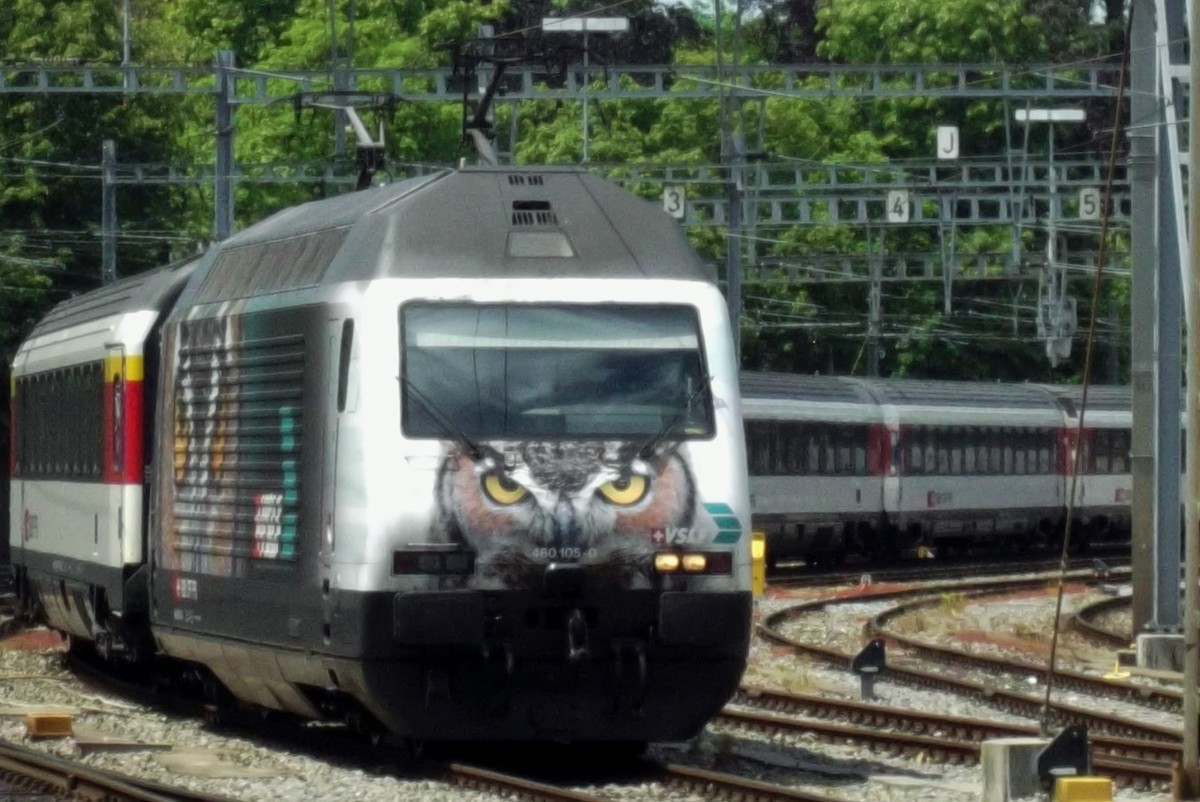  UHU -ich bin 460 105 mit Werbung und stehe am 5 Juni 2014 in Bern HB . 