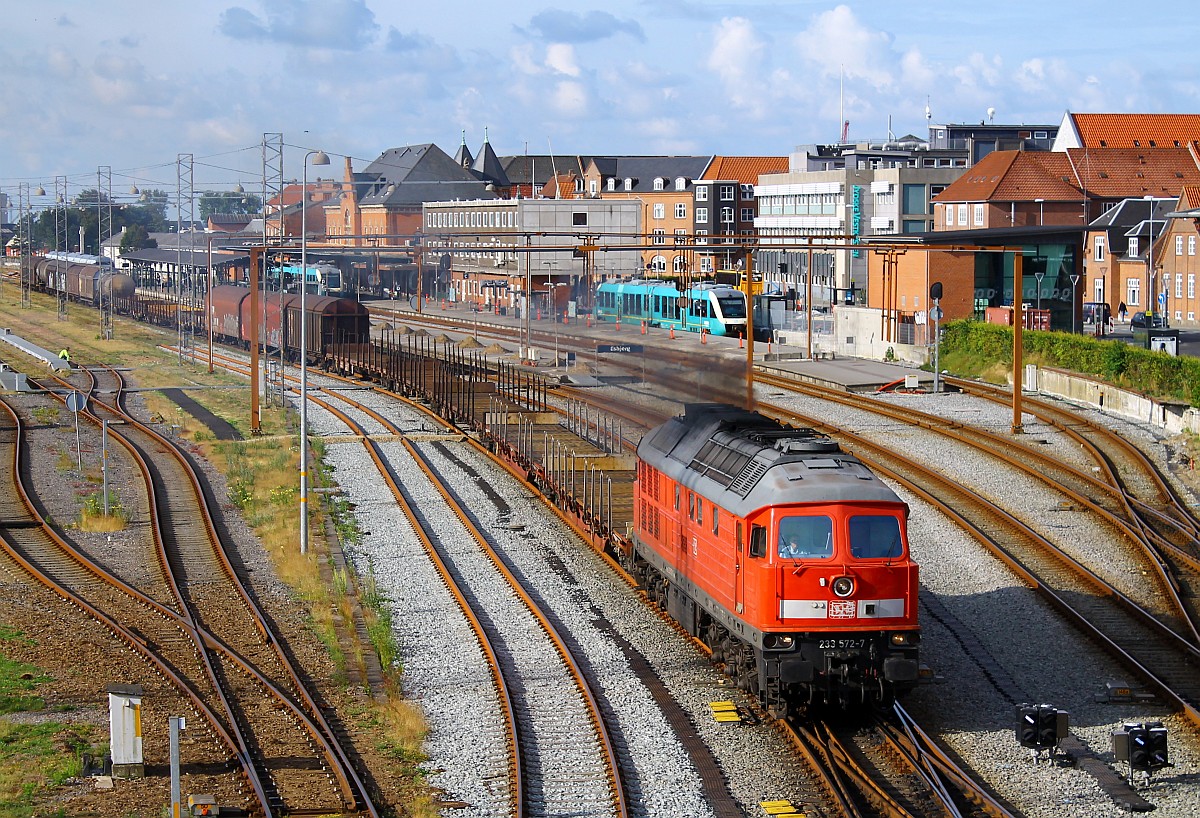 Um 08:40h verließ die DB 233 572-7 mit dem EZ 47405 dann Esbjerg Richtung Niebüll/Maschen. Esbjerg 24.07.2015