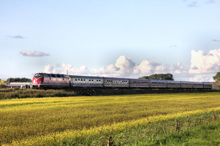 Um 18:00 Uhr war Abfahrt am 02.09.2017 in Cuxhaven, und fuhr wieder zurück nach Hagen Hbf wo es den weiter mit einer E-Lok nach Recklinghausen Hbf ging, hier kommt sie auf der KBS 125 bei Altenwalde vorbeigefahren.

Weitere Bilder auf www.bahnfotokiste.com