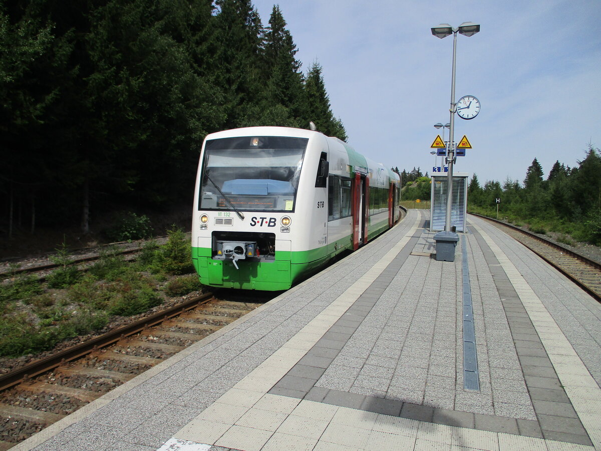 Um nach Neuhaus am Rennweg oder in Richtung Lauscha fahren zukönnen,muß in Ernsthal Kopf gemacht.Am 29.August 2022 stand der STB VT 132 dort.