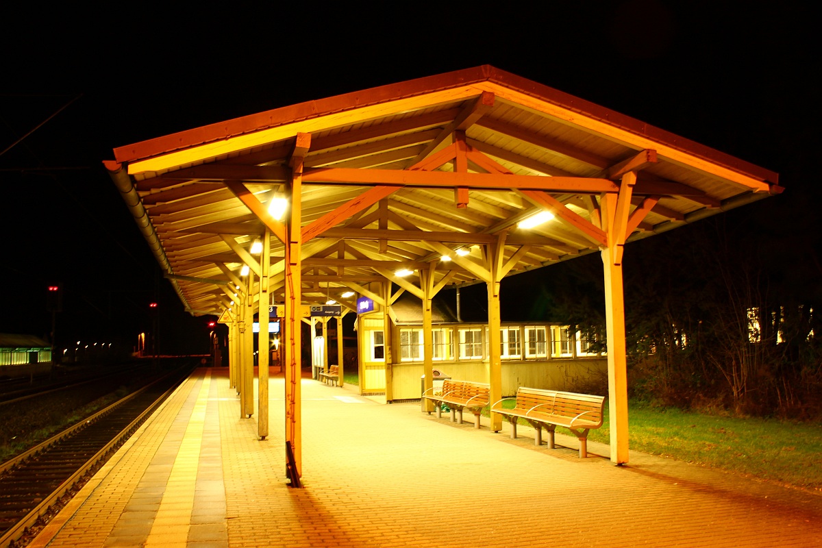 Um die Wartezeit auf die Zuglok eines Militärzuges zu verkürzen hab ich hier mal den Wartebereich des Schleswiger Bahnhofes fotografiert. 28.12.2011