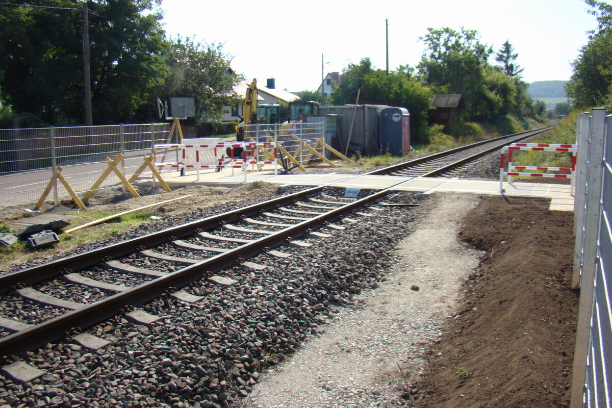 Umbauarbeiten am Bahnübergang beim ehem. Posten 6a, am 11.09.2020 in Laucha. (Foto: Günther Göbel)