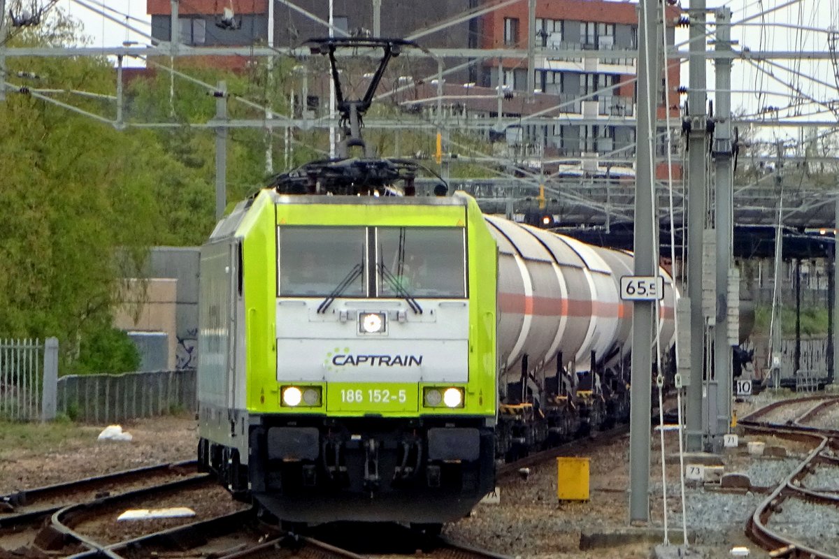 Umgeleiteter Gaskesselwagenzug mit CapTrain 186 152 treft am 14 April 2020 in Nijmegen ein. EDieser Zug wurde wegen bauarbeiten über Nijmegen umgeleitet und soll in Nijmegen der Gegenzug abwarten, den mit ein G-1206 aus Venlo kommt. Nach gegenseitige Lokwechsel verfolgen die beide Züge deren Weg.