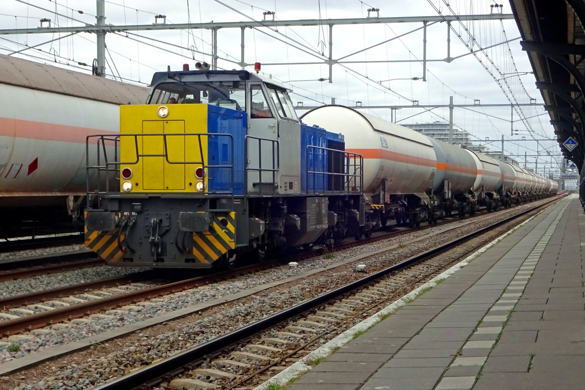 Umgeleiteter Gaskesselwagenzug mit CapTrain 2275 714/1506  steht am 14 April 2020 in Nijmegen. Dieser Zug wurde wegen bauarbeiten ber Nijmegen umgeleitet und soll in Nijmegen der Gegenzug abwarten, den mit ein TRAXX aus die Richtung Vlissingen und Tilburg kommt. Nach gegenseitige Lokwechsel verfolgen die beide Zge deren Weg.