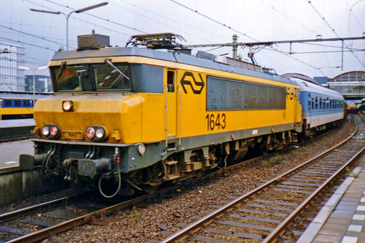 Umgeleiteter Interregio 2344 steht mit 1643 an der Spitze am 1 Augustus 1998 in Utrecht Centraal.