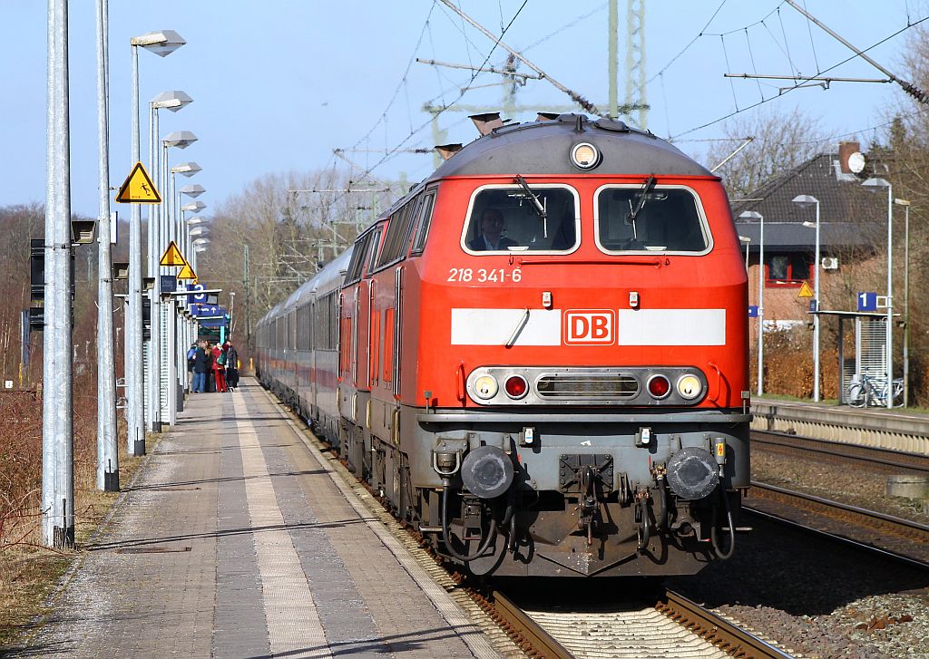 Umleiter No.1: 218 341-6 und 369-7 mit IC 2311  Nordfriesland  Westerland-Stuttgart verlässt Schleswig Richtung Hamburg. 03.03.2013
