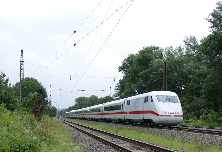Umleiter im Saaletal. Wegen  technischer St�rung am Zug  musste der ICE 694 (Stuttgart Hbf – Berlin-Gesundbrunnen) die Altbaustrecke �ber Naumburg(Saale) nehmen. Naumburg(Saale), am 19.08.2021.