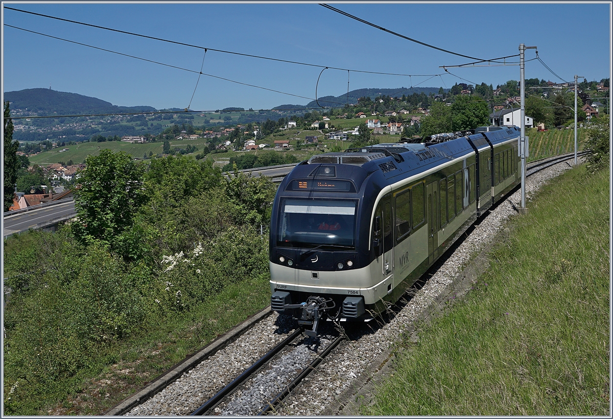 Und auf der Rückfahrt: Der MVR ABeh 2/6 7504  VEVEY  zwischen Planchamp und Châtelard VD und Planchamp auf der Fahrt von Sonzier nach Montreux.

21. Mai 2020