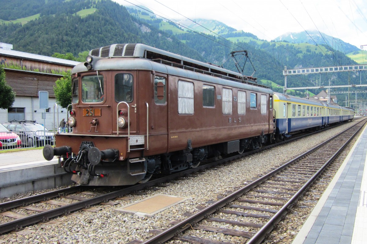 Und damit fang es an: die erste laufachsloser Bo Bo Hochleistungsellok BLS 251 steht in Frutigen am 30 Juni 2013. Während die Laufachslok langsam verschwundete, setzte die BLS Ae 4/4 eine Evolution in Elloks ein, der bis heute in die Drehstrom-Mehrsystemloks durchgeht.