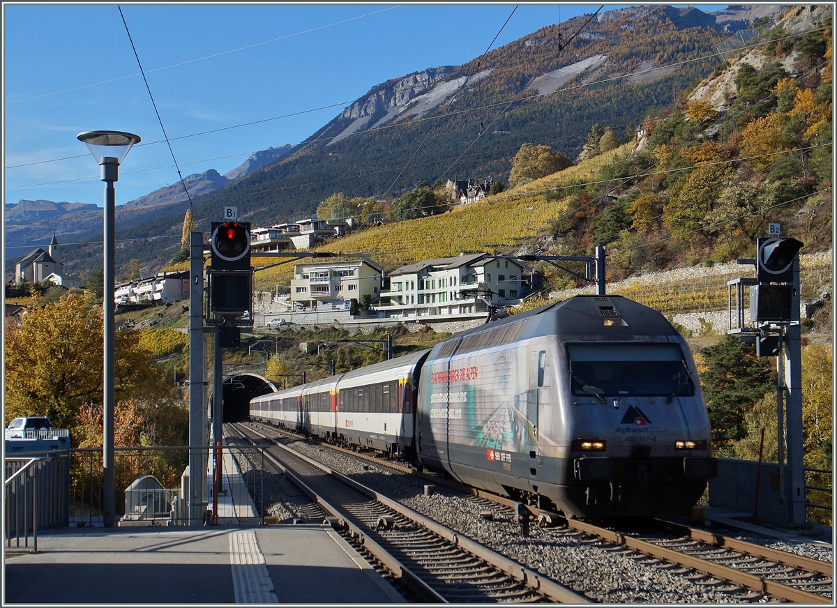 Und dann kam auch noch die  Alptransit  Re 460 mit einem IR nach Brig nach Leuk. 
26. Okt. 2015