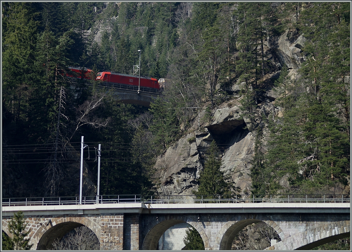 Und fotografisch kaum festzuhalten: die beiden DB 185 auf der obern Meienreussbrücke. 
21. März 2014