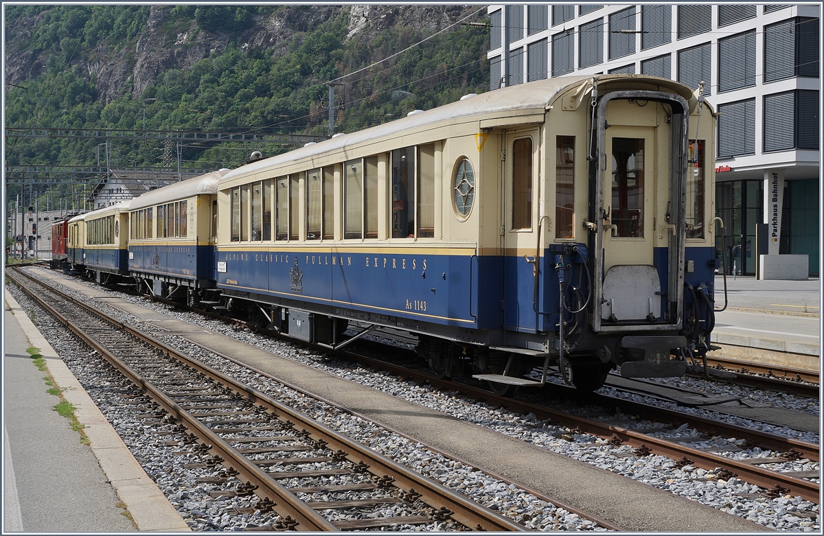 Und der interessante Zug nochmals von hinten: Mit dem RhB As 1143, RhB WR-s 3820, dem RhB As1144, dem RhB D 4051 und der HGe 4/4 36. 

31. August 2019 