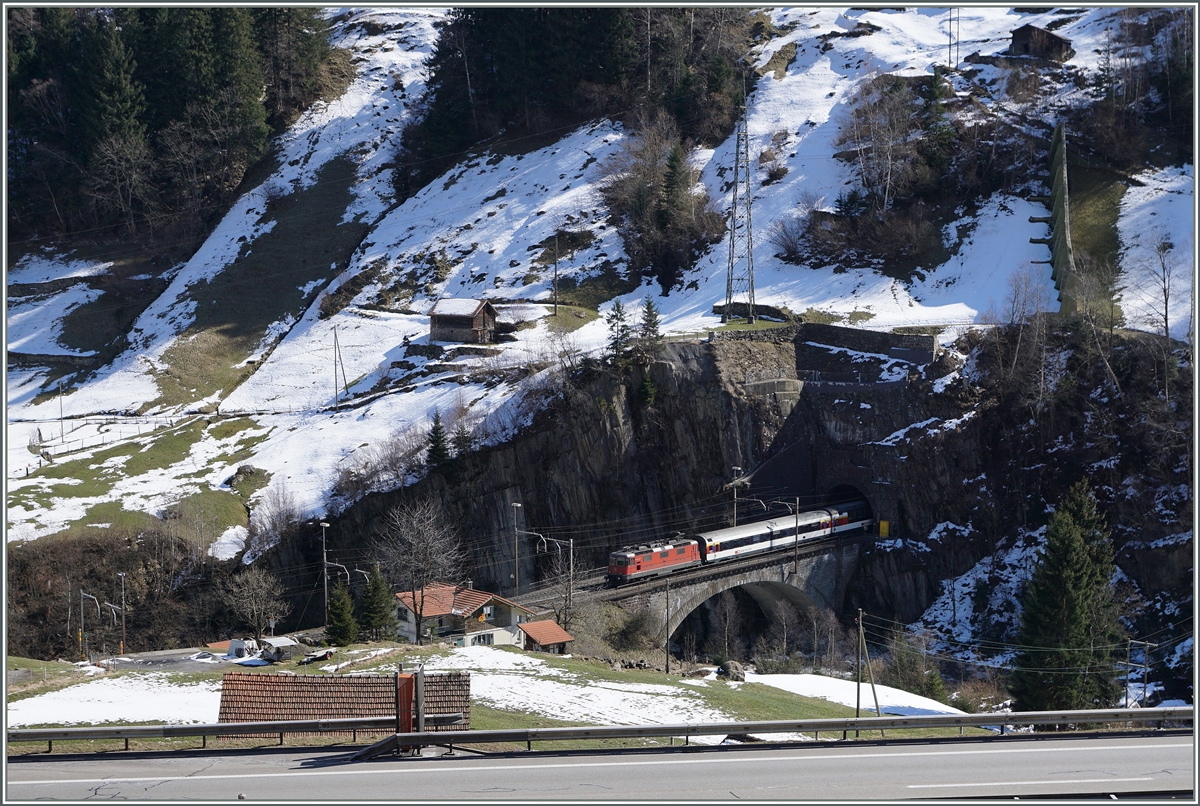 Und kurz darauf fährt die SBB Re 4/4 II 11196 mit dem IR 2320 von Locarno nach Basel aus dem Wattinger Kehrtunnel. 
17. März 2016