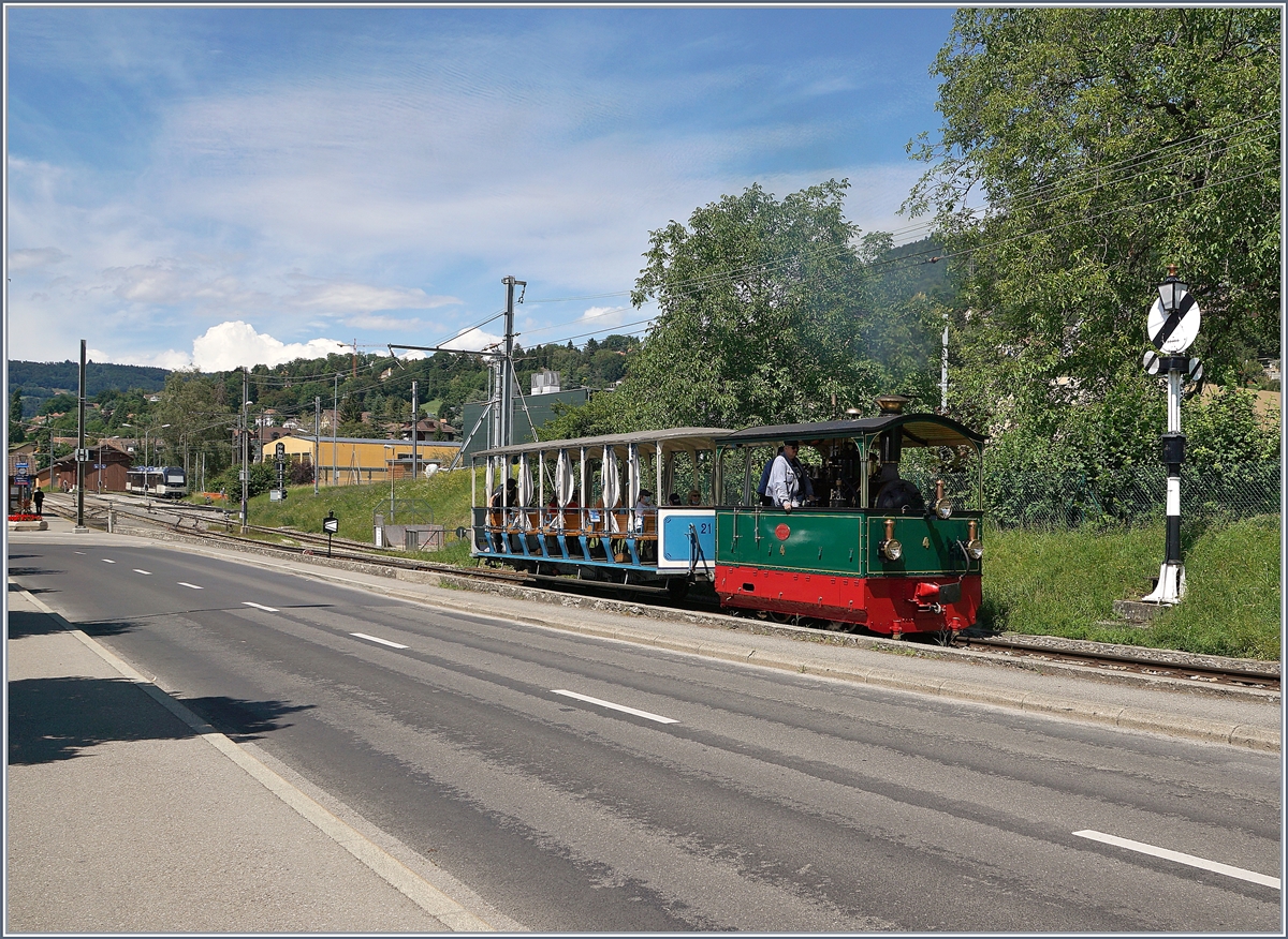 Und los geht die Fahret mit der G 2/2 N°4  Rimini  und dem LCD Sommerwagen C2 21  Giardiniera . Der kleine Zug verlässt Blonay in Richtung Chamby. 

26. Juli 2020