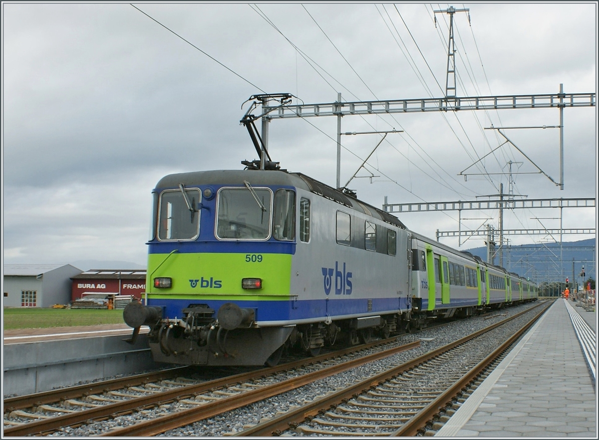 Und noch ein Bild eines SBB Re 4/4 II Prototypen: die BLS Re 420 509 ist in Ins mit einem EW III RE von Bern nach Neuchâtel unterwegs. 

2. Okt. 2008