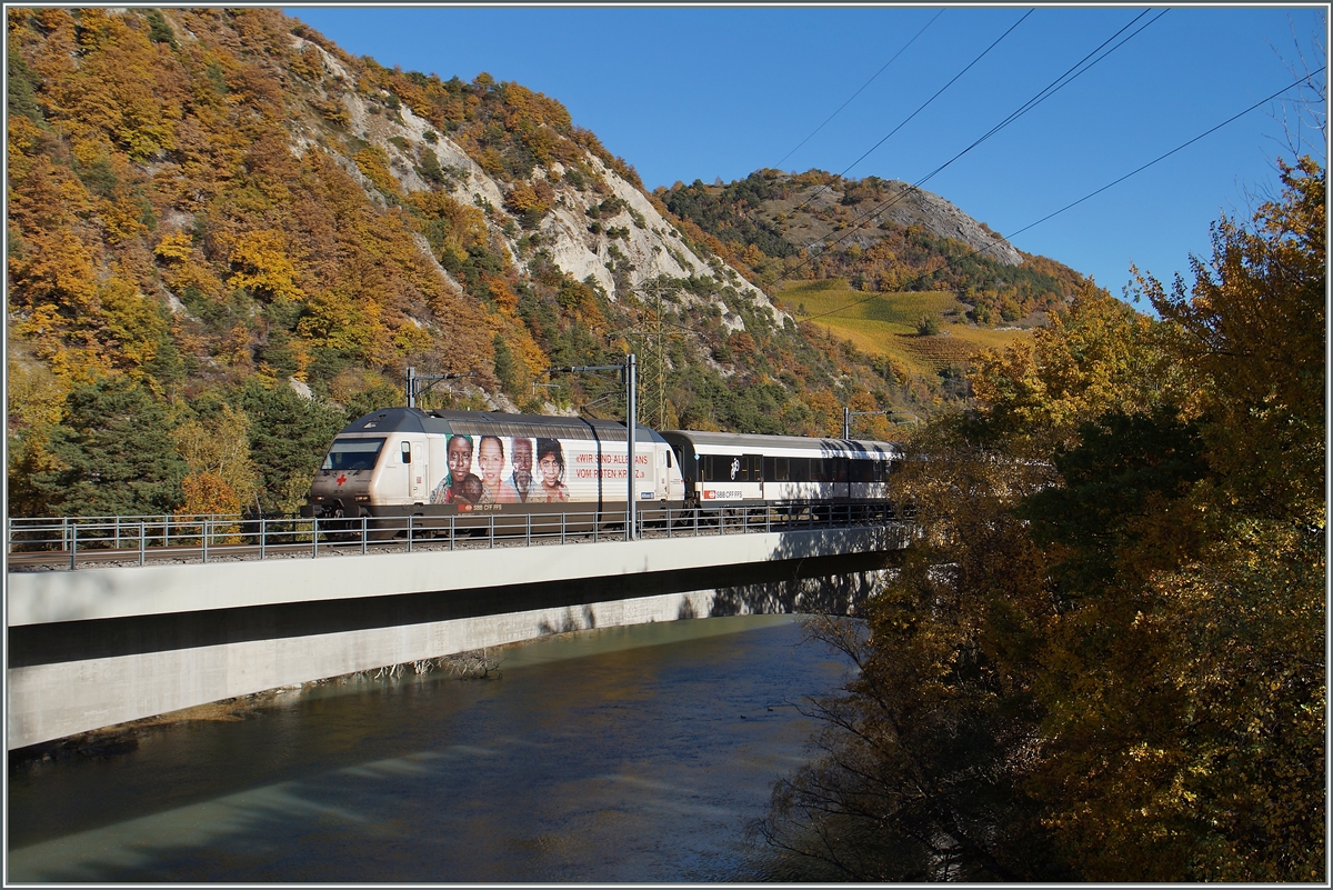 Und nochmals die  Rote Kreuz  RE 460, diesmal auf der Fahrt Richtung Genève. 
26. Okt. 2015