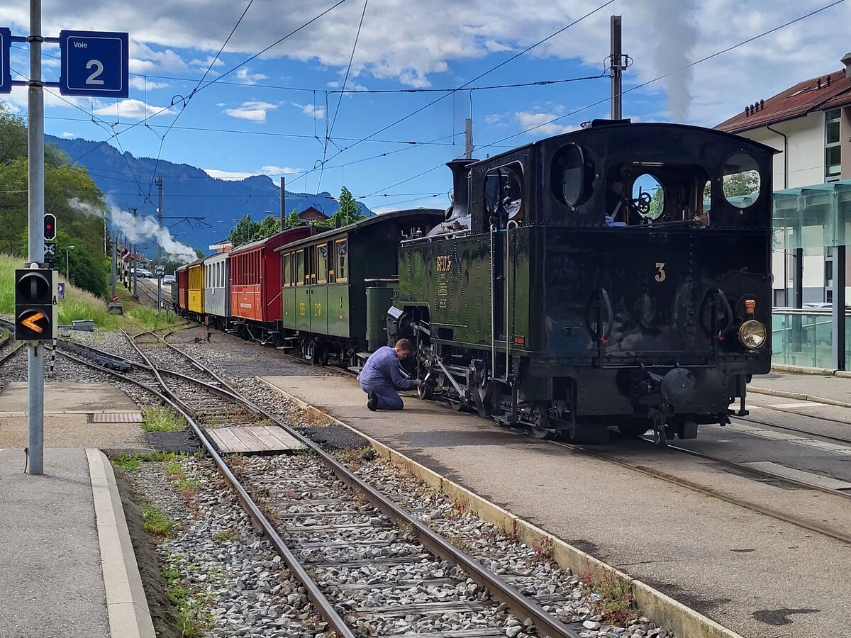 Und schon beginnt der dritte (und letzte) Tag des Dampffestival der Blonay-Chamby Bahn...

Die BFD HG 3/4 N° 3 wird während des Aufenthaltes in Blonay vor de Abfahrt nach Vevey nochmals kontrolliert. 

20.Mai 2024