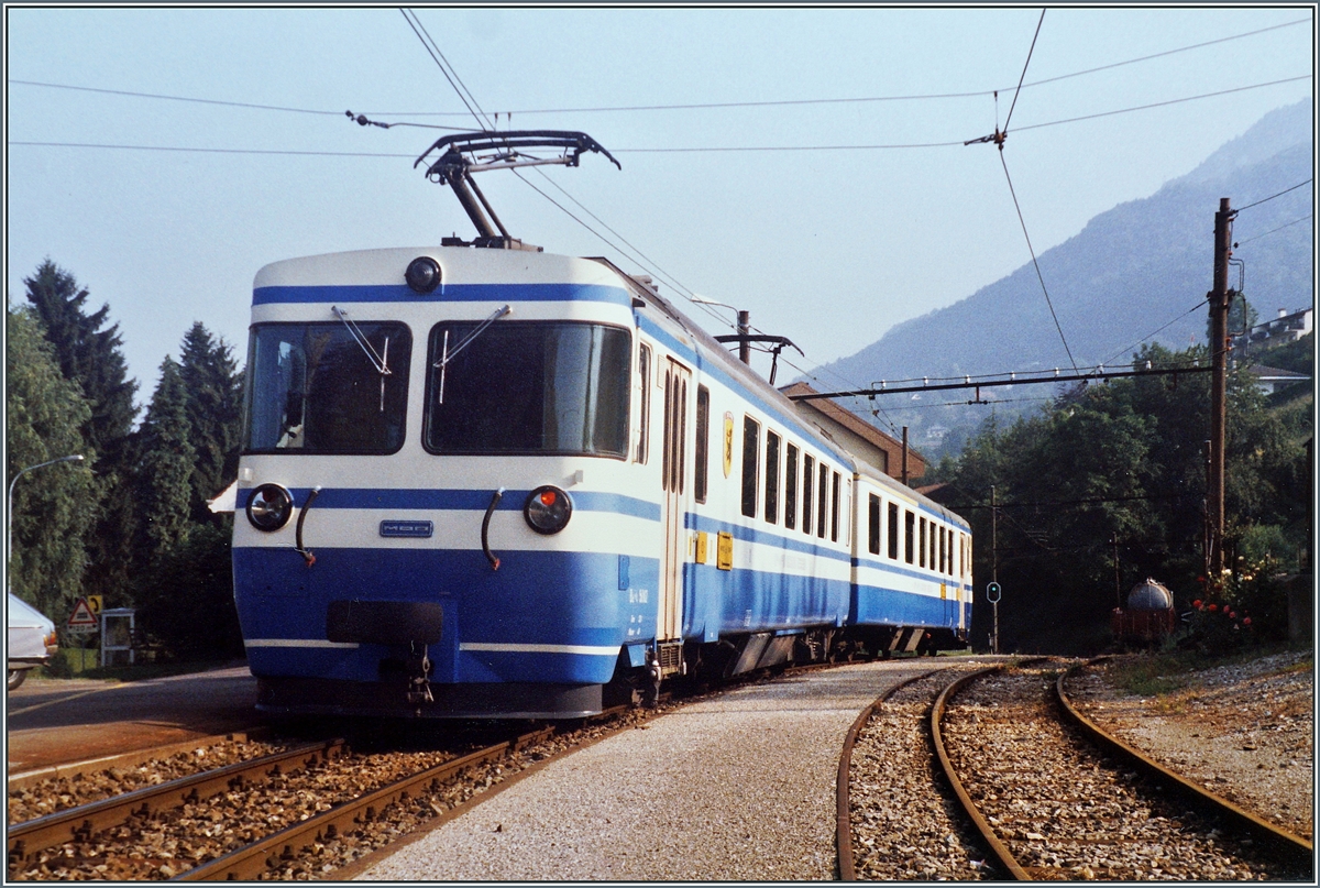 Und so sahen die MOB Be 4/4 Serie 5000 vor der Umgestaltung zum Lenkerpendel aus: Ein MOB Be 4/4 mit Bt in Fontanivent. 

Analogbild vom August 1985 