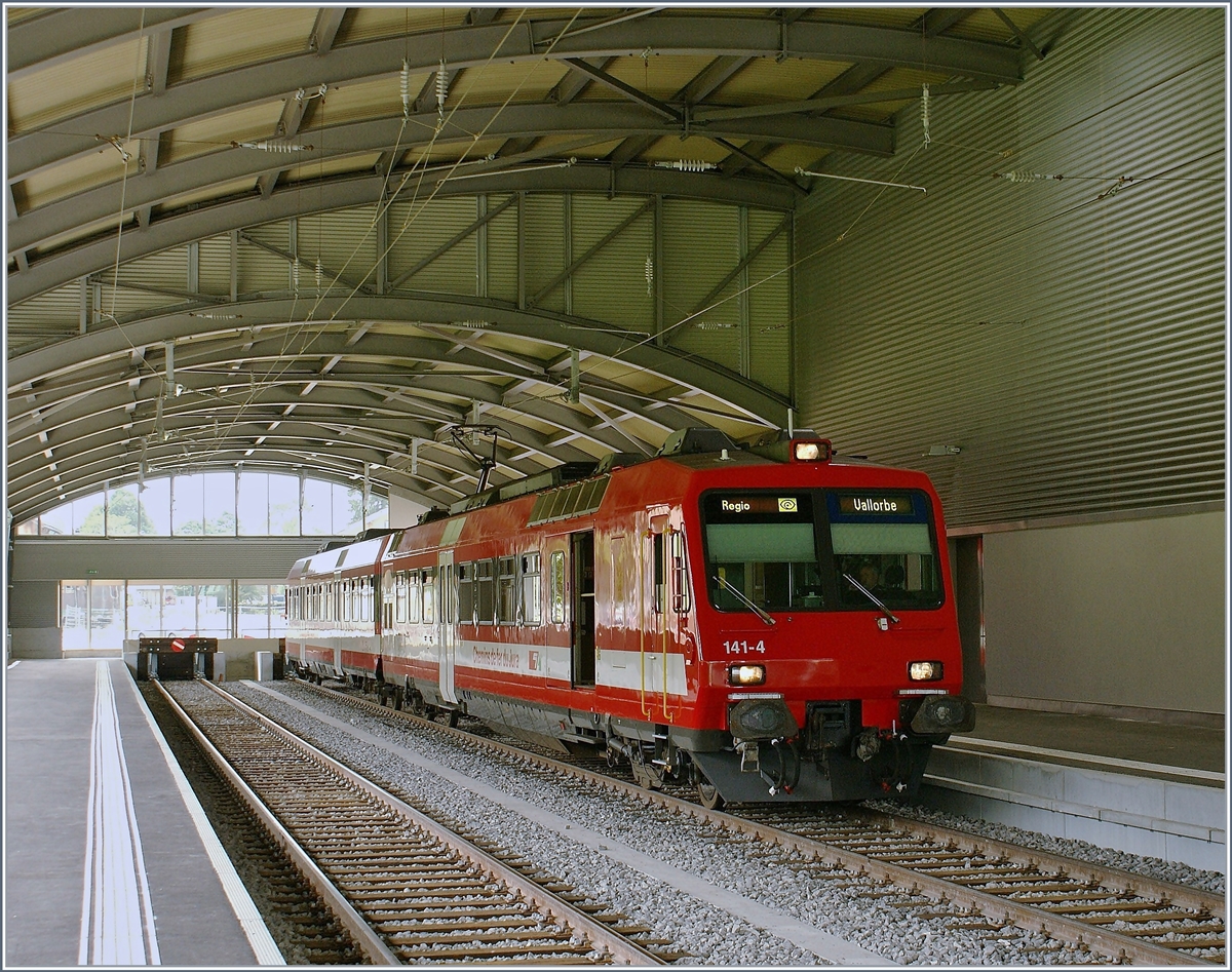Und so sieht der ganz neue Bahnhof von Le Brassus aus! 
Zwei Bahnsteiggeleise und eine Bahnhofshalle - Nicht gerade Berlin Hbf oder Liège Guillemins, aber immerhin...
Im Bahnhof wartet ein CJ NPZ auf die Abfahrt nach Vallorbe. 
16. August 2009 