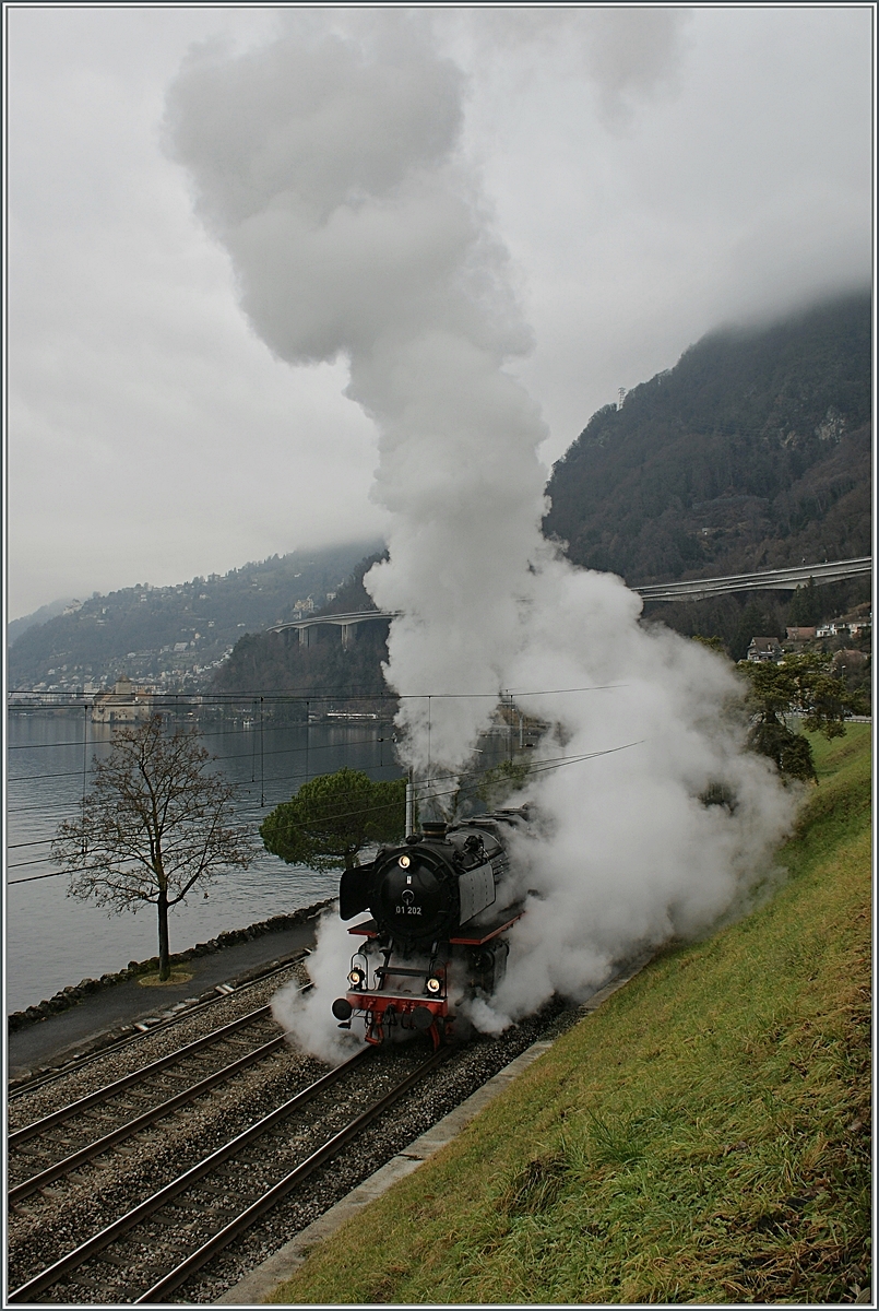 Und weiter geht die Fahrt der faszinierenden 01 202.
Bei Villeneuve, den 18. Jan. 2017