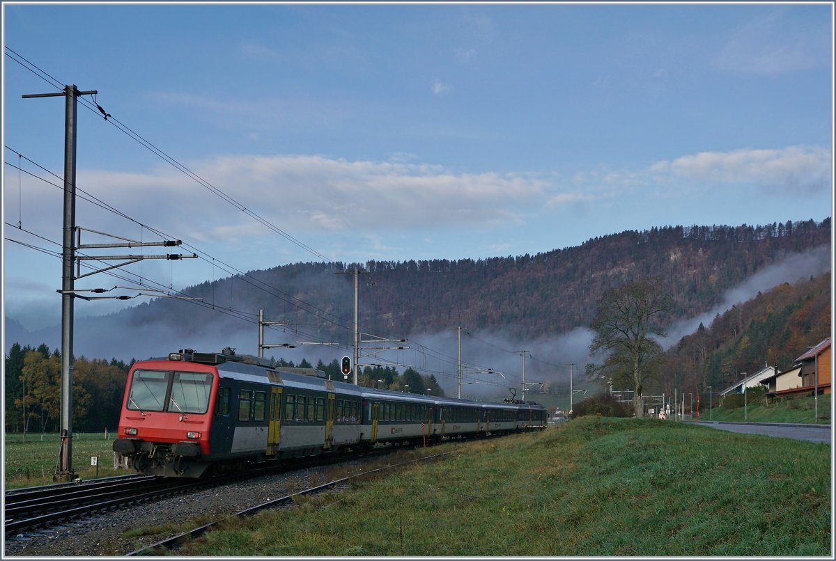 Und weiter geht die Fahrt: der RE 18122 verlässt Noiraigue in Richtung Traver. 

5. Nov. 2019