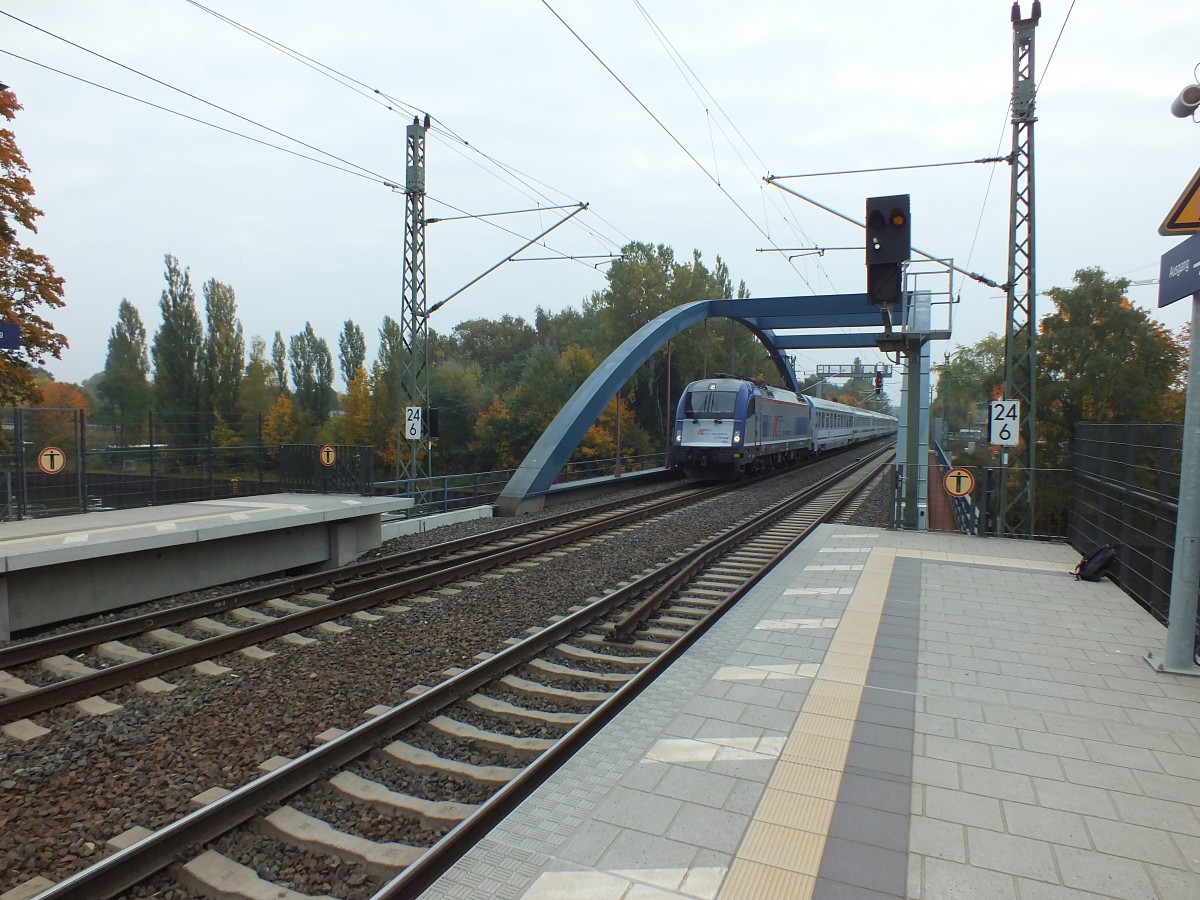 Unerwartet schnell (da ist wohl 160...) war 5370 005 mit dem EuroCity nach Berlin (Hauptbahnhof oder Lichtenberg, wei ich nicht genau) unterwegs, sodass ich lieber ne Sekunde frher abdrckte, als die vllig bewegungsunscharf zentral zu platzieren. So hngt dann halt der Pantograph in der Brcke. Erkner, 9.10.13