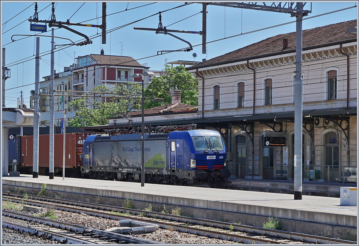 Ungeschickt gestanden, konnte ich die BLS Re 475 (UIC 91 80 6193 495-9 D-BLSC) in Gallarate nur über die Bahnsteige fotografieren.

27. April 2019