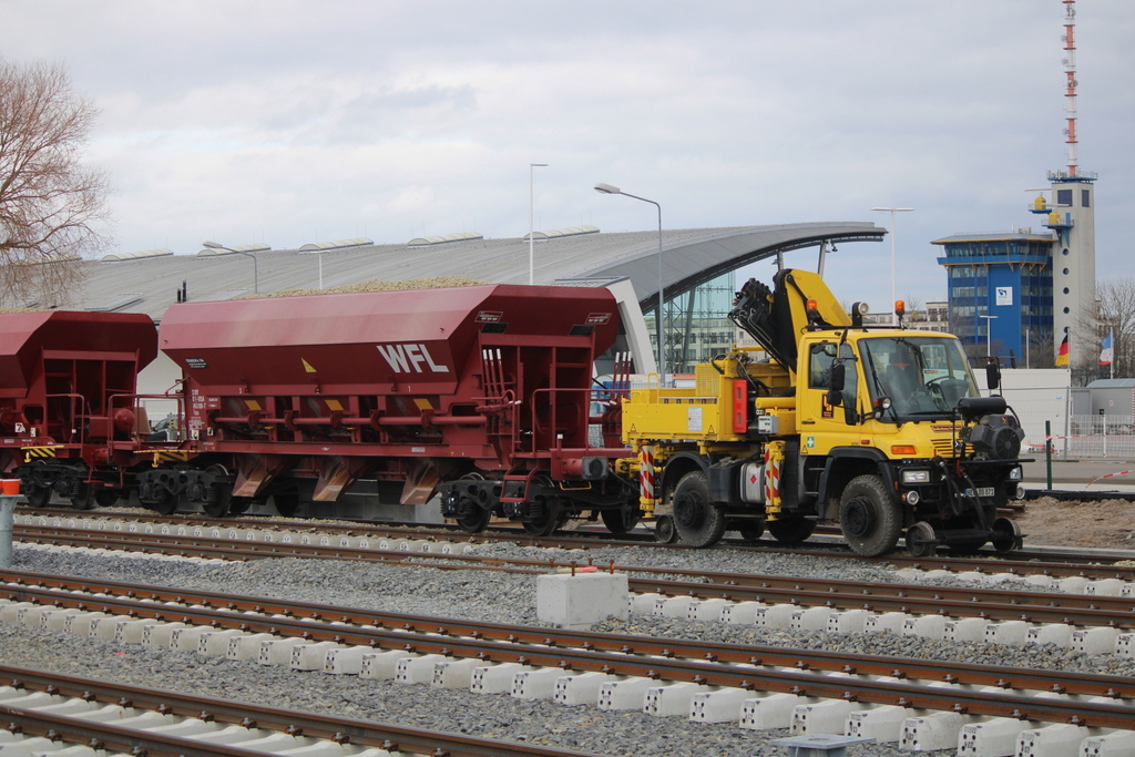 Unimog am 01.03.2020 in Warnemünde mit WFL-Wagen 