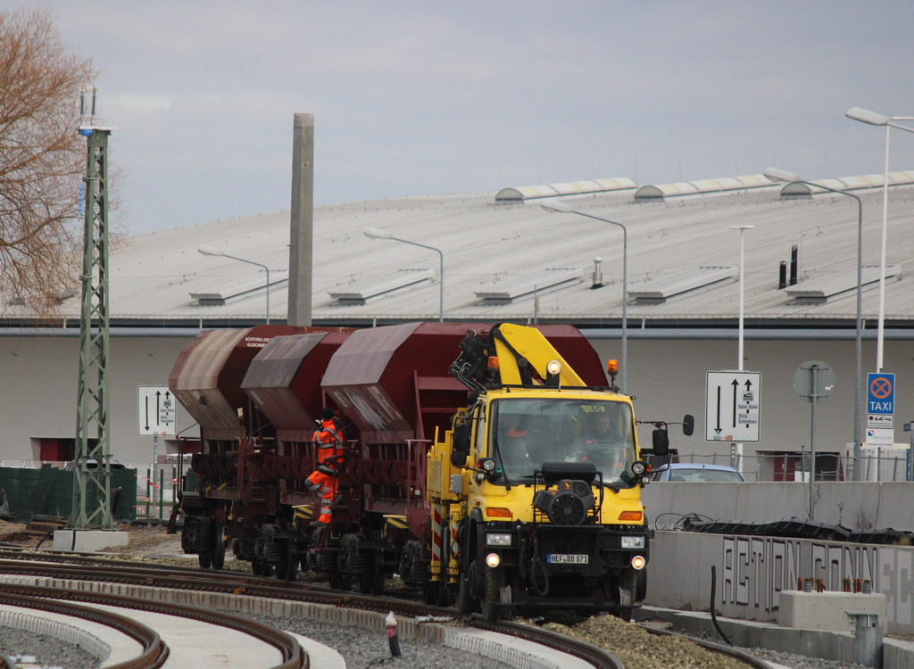 Unimog beim schottern am 01.03.2020 in Warnemünde.