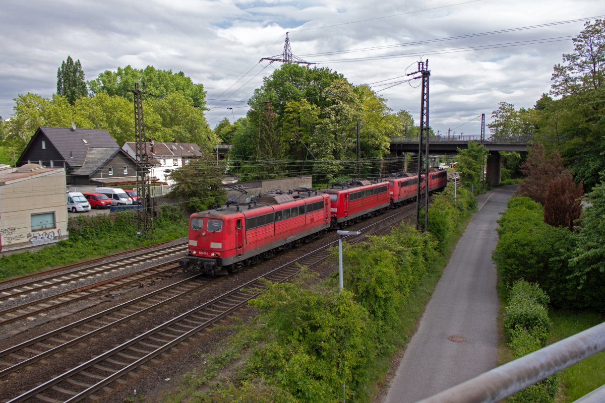 Unmittelbar an der Ausfahrt des Gterbahnhofs Oberhausen-Osterfeld steht eine Aussichtsplattform, deren einzig vorstellbare Nutzung Trainspotting sein drfte. Am 16.05.19 passierte ein Lokzug aus 151 037, 140, 023 und 035 den Standort. Alle vier Loks wurden zwischen August und November desselben Jahres abgestellt und warten an unterschiedlichen Standorten des SSM auf eine weitere Nutzung.