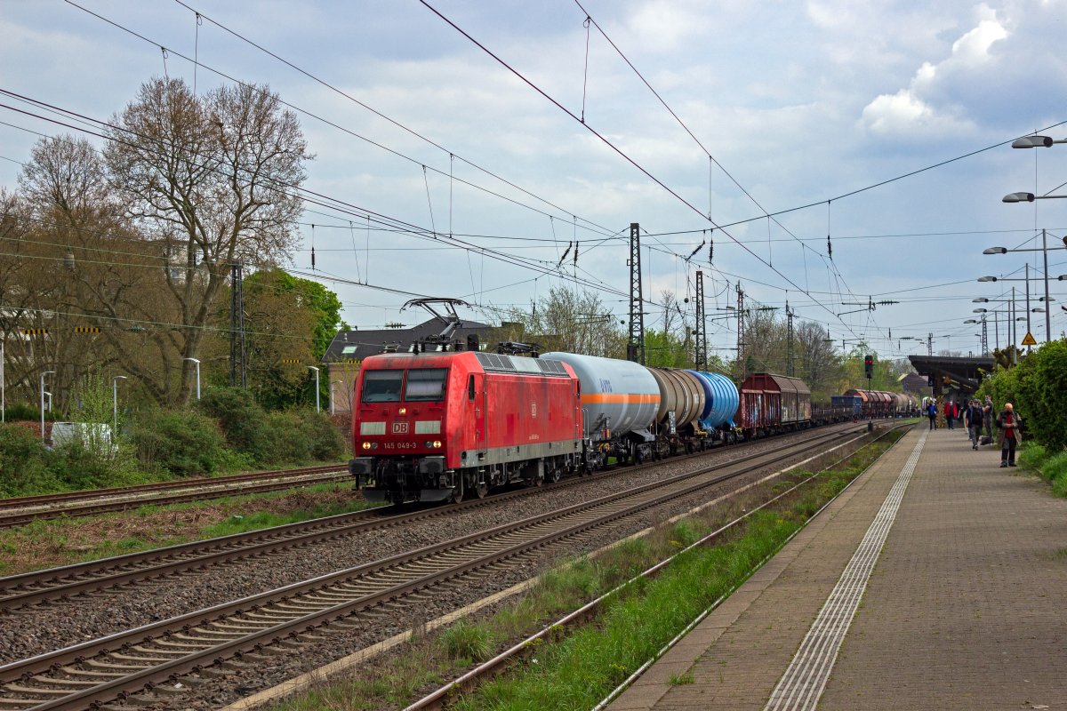 Unmittelbar sdlich des Bahnhofs Hilden treffen sich die aus Richtung Kln kommende Gterzugstrecke in Richtung Ruhrgebiet und die S-Bahn-Strecke Solingen-Dsseldorf und verlaufen bis Dsseldorf-Eller parallel. Mit einem gemischten Gterzug ist 145 049 am 14.04.22 auf dem Weg in Richtung Norden.