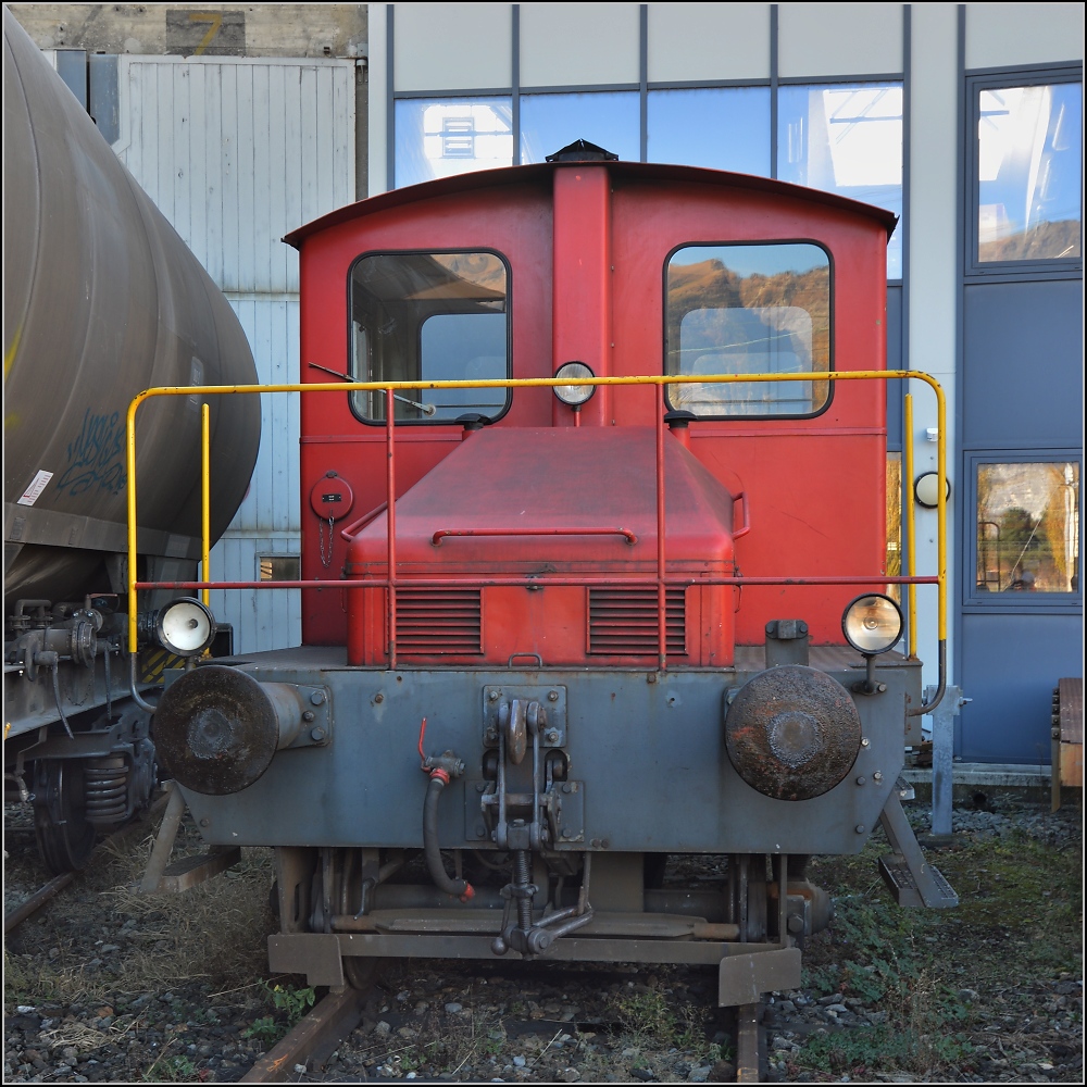 Unser Spitzmuschen leidet gerade unter Kupplungsschmerzen und hat sich in die Ecke verkrochen... Zum Trost gibt es bald eine grosse Nummer mit Tm 98 85 5 230 477-2 CH-?. Sargans, November 2015.