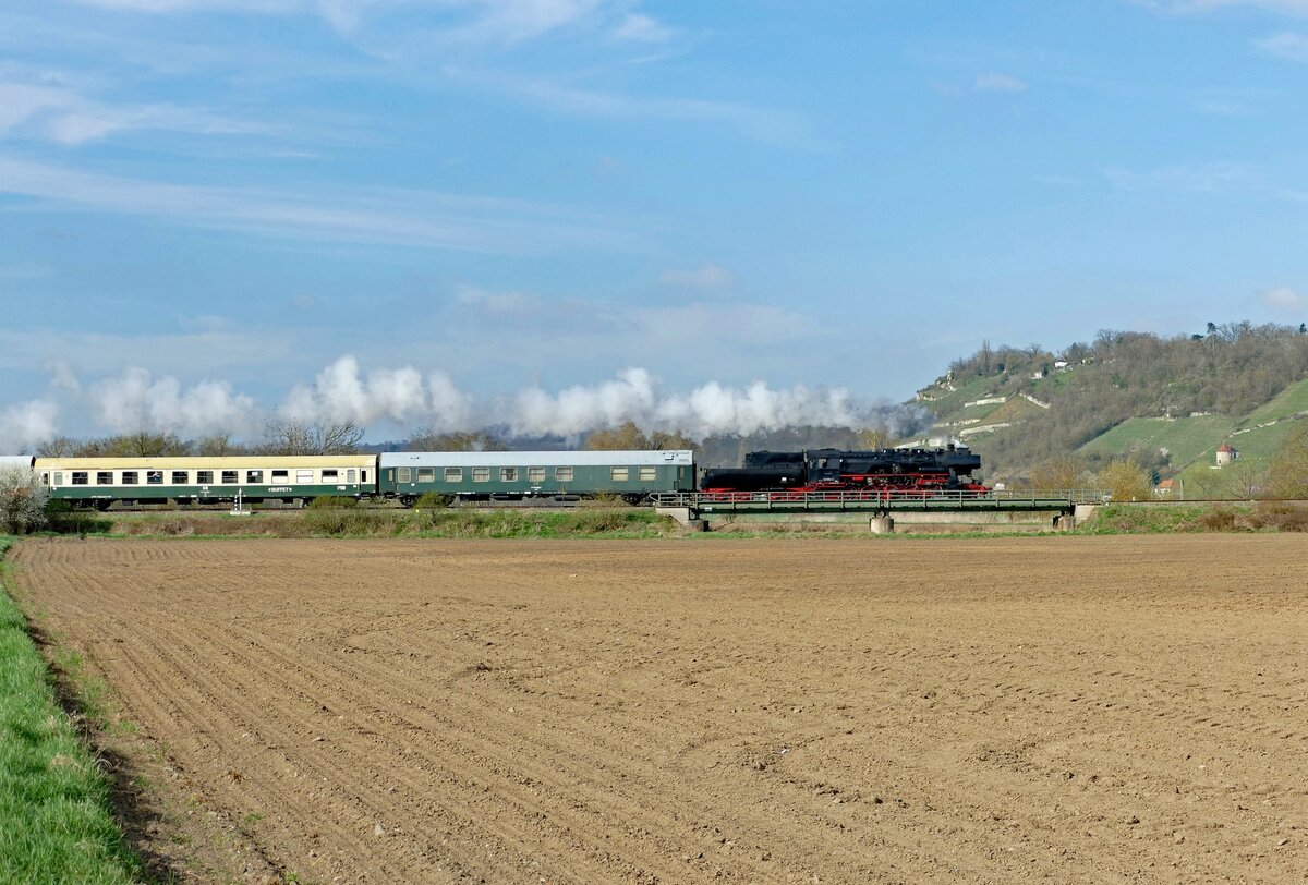 Unter dem Motto „Das Prickeln im Frühling – Im Dampfzug zur Sekterlebniswelt oder Winzervereinigung nach Freyburg  war die 52 8154-8 vom Eisenbahnmuseum Leipzig e.V. am 05.04.2025 mit dem DPE 20158 von Leipzig Hbf nach Karsdorf unterwegs. Hier zusehen auf der Unstrutbahn bei Roßbach. (Foto: Wolfgang Krolop)