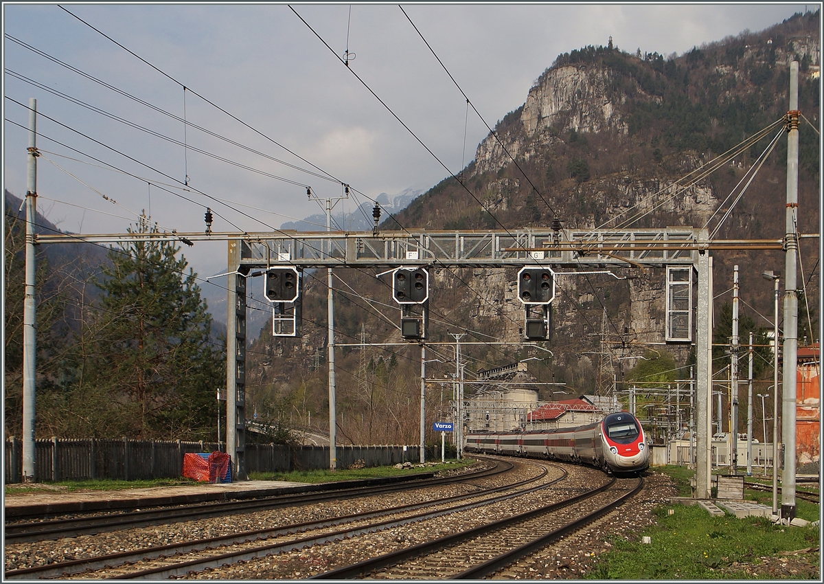 Unter der dominanten Signalbrcke erreicht der EC 37, von Genve nach Venezia unterwegs, den Bahnhof Varzo.
11. April 2015